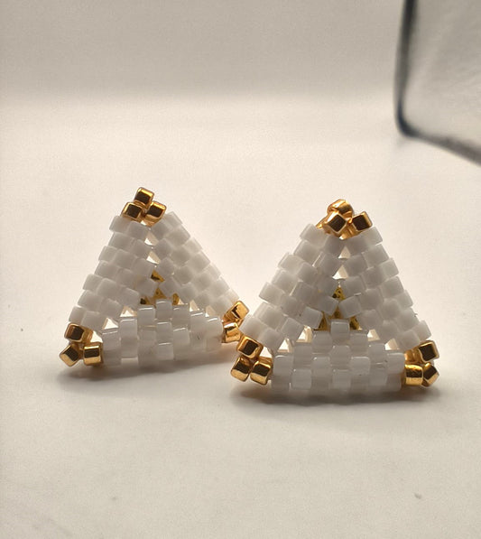 Cercei triunghi Miyuki alb – accente aurii