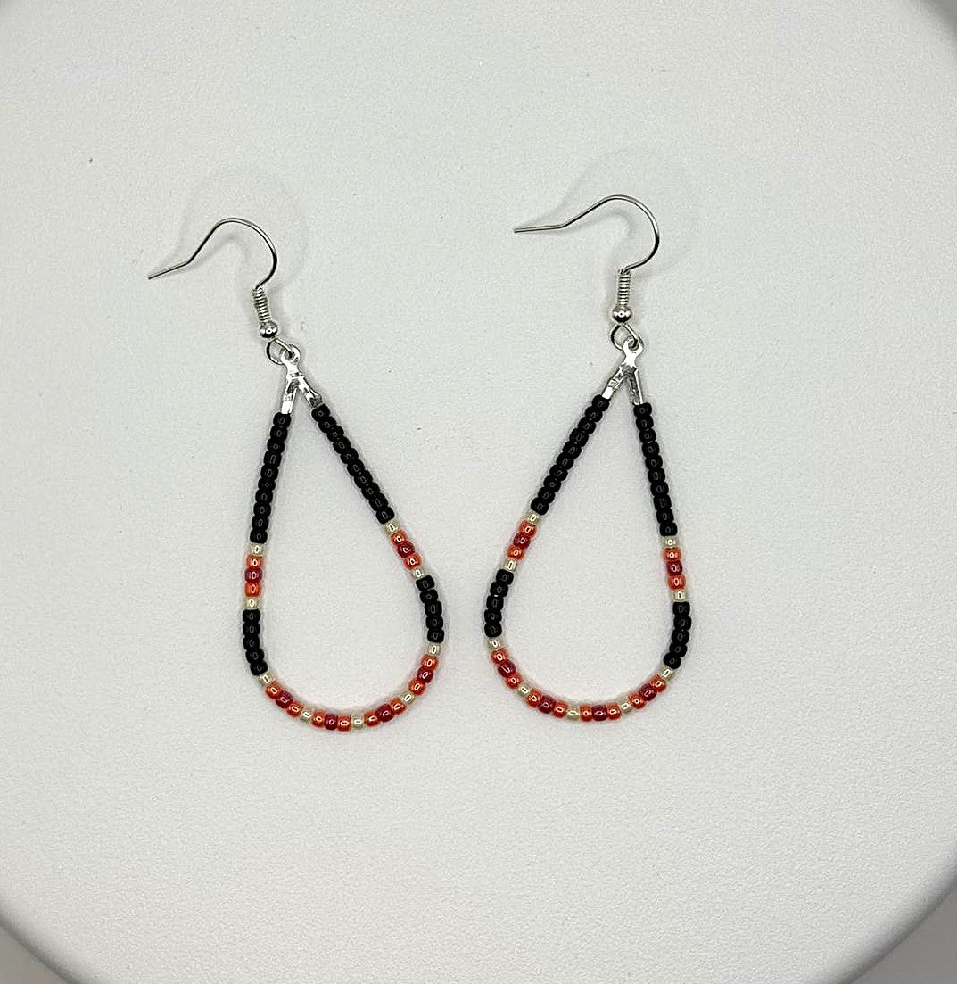 Cercei lacrima argintii cu margele Toho negru, rosu, portocaliu si galben