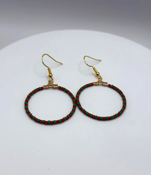 Cercei rotunzi aurii cu margele Toho rosu si verde
