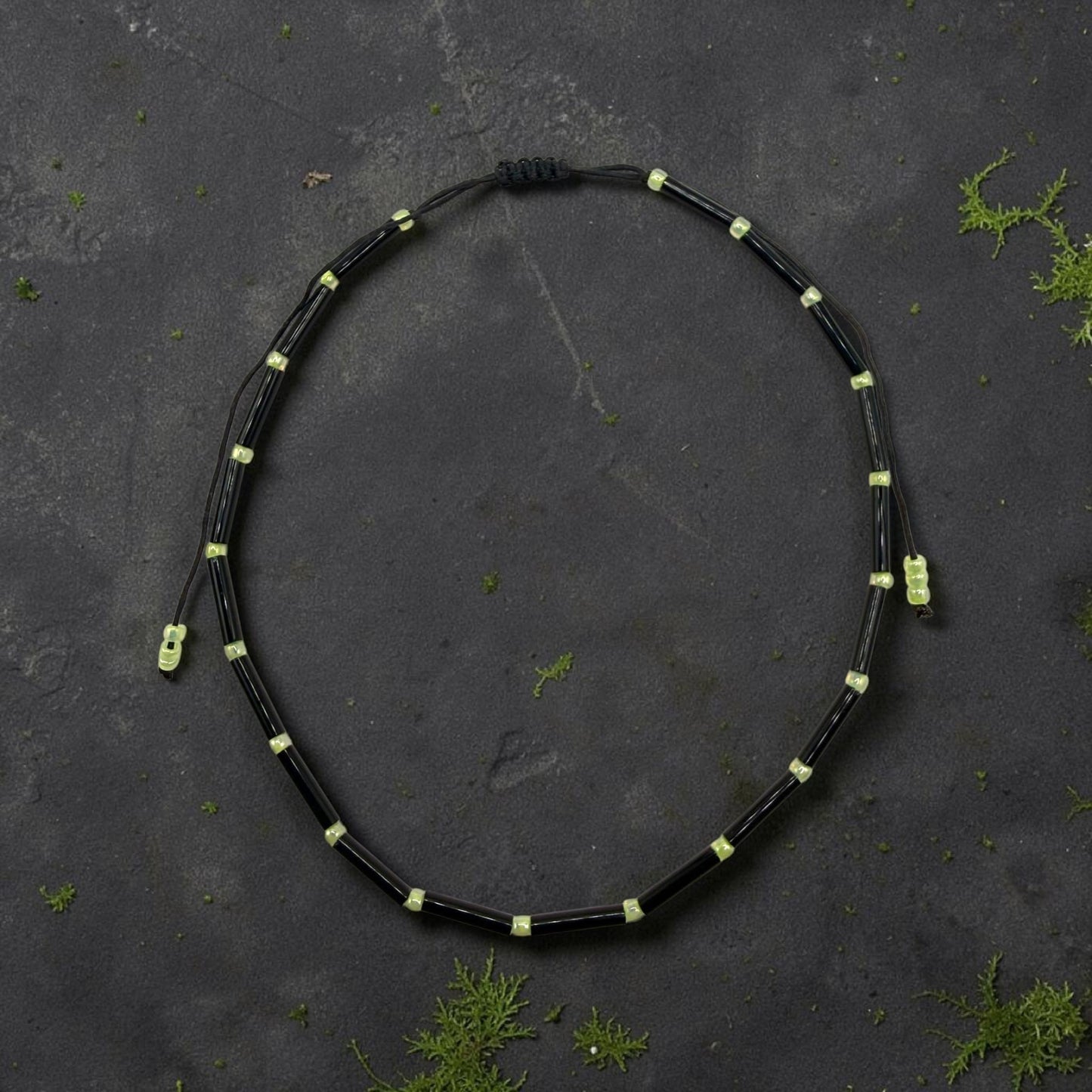Bratara de picior reglabila cu margele Toho negru si verde fosforescent - snur negru