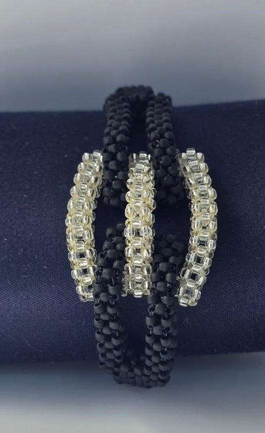 Bratara tesuta Black&White din margele argintii si negre