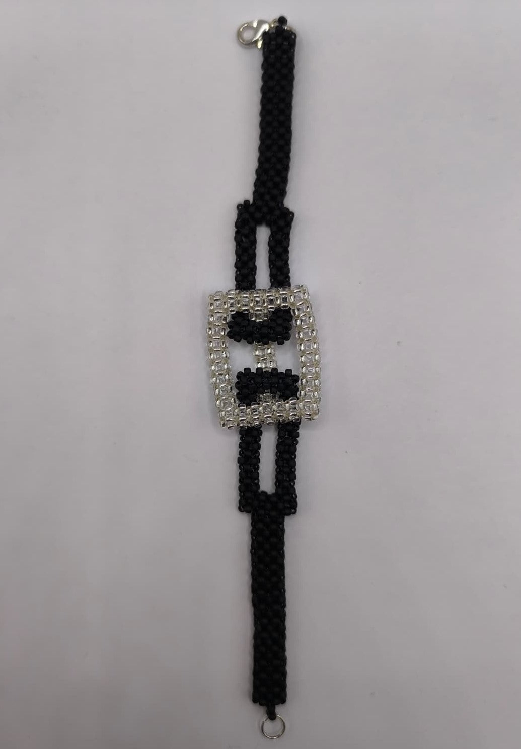 Bratara tesuta Black&White din margele argintii si negre