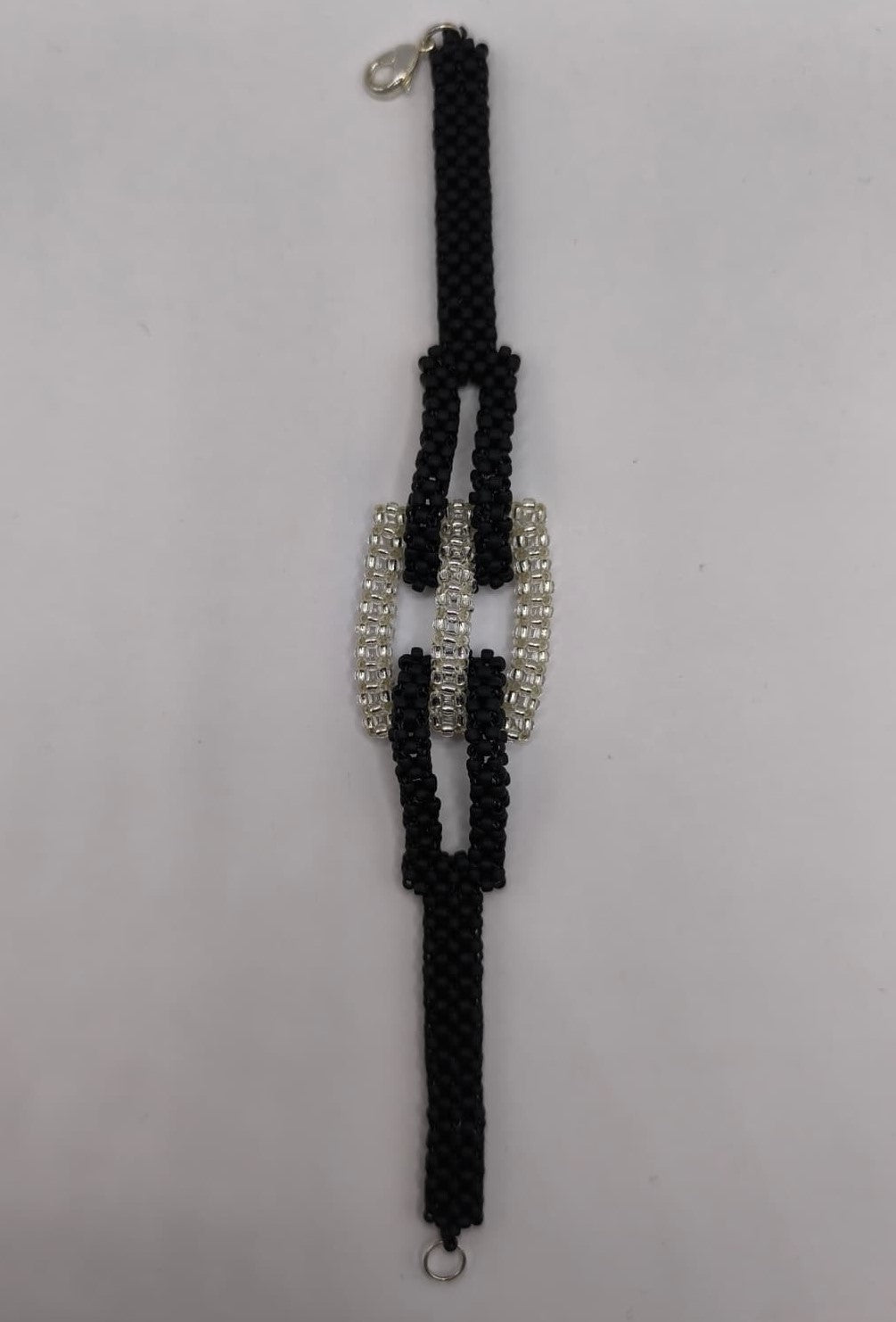 Bratara tesuta Black&White din margele argintii si negre