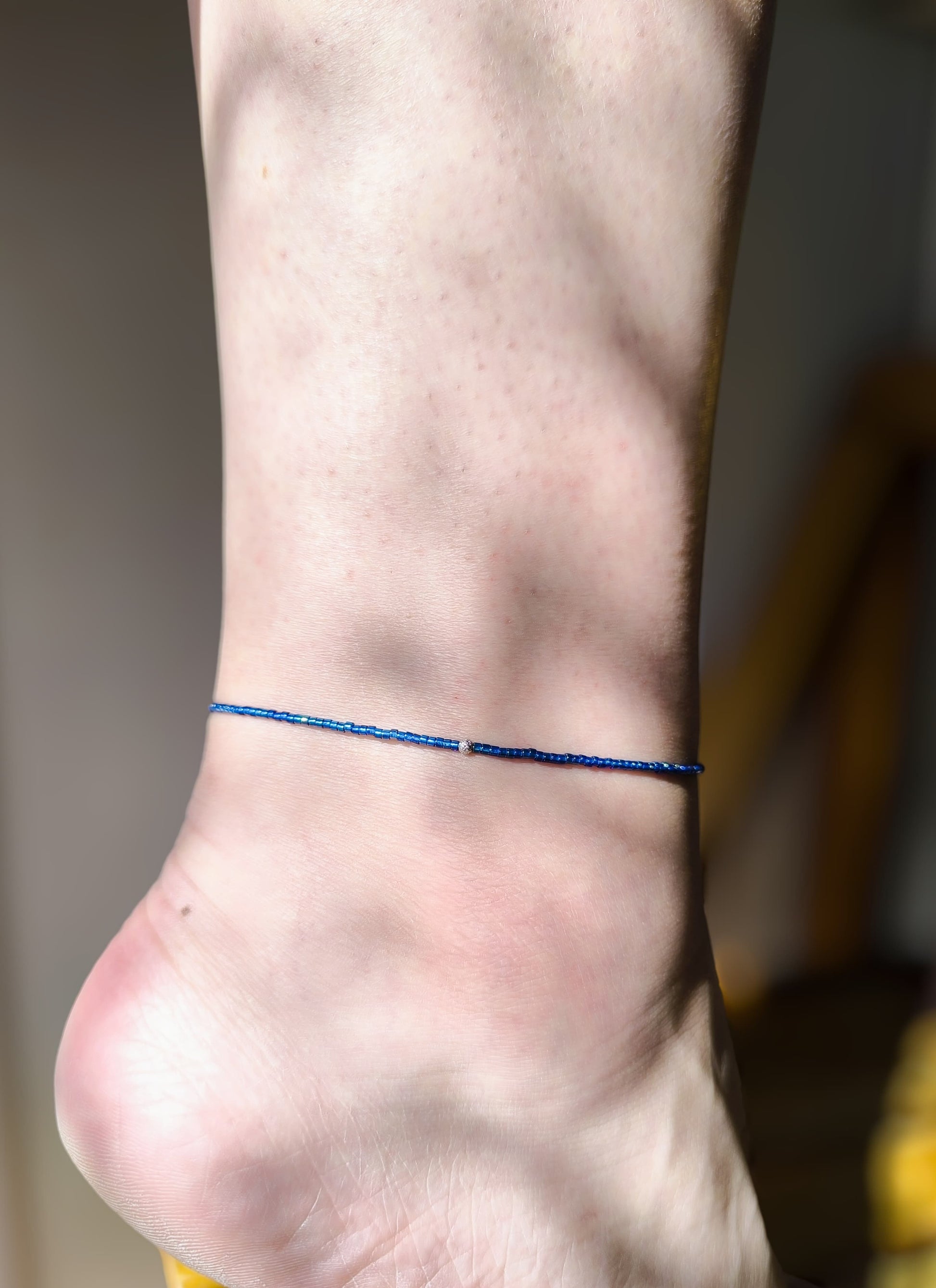 Bratara de picior reglabila cu Miyuki albastru si biluta din argint – snur alb