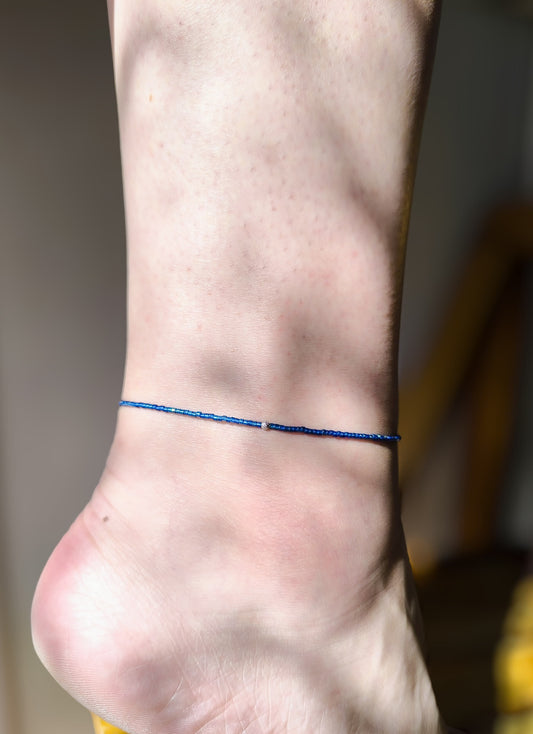 Bratara de picior reglabila cu Miyuki albastru si biluta din argint – snur alb