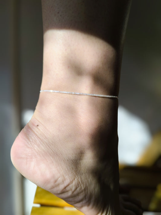 Bratara de picior reglabila cu Miyuki alb ochi de pisica – snur alb