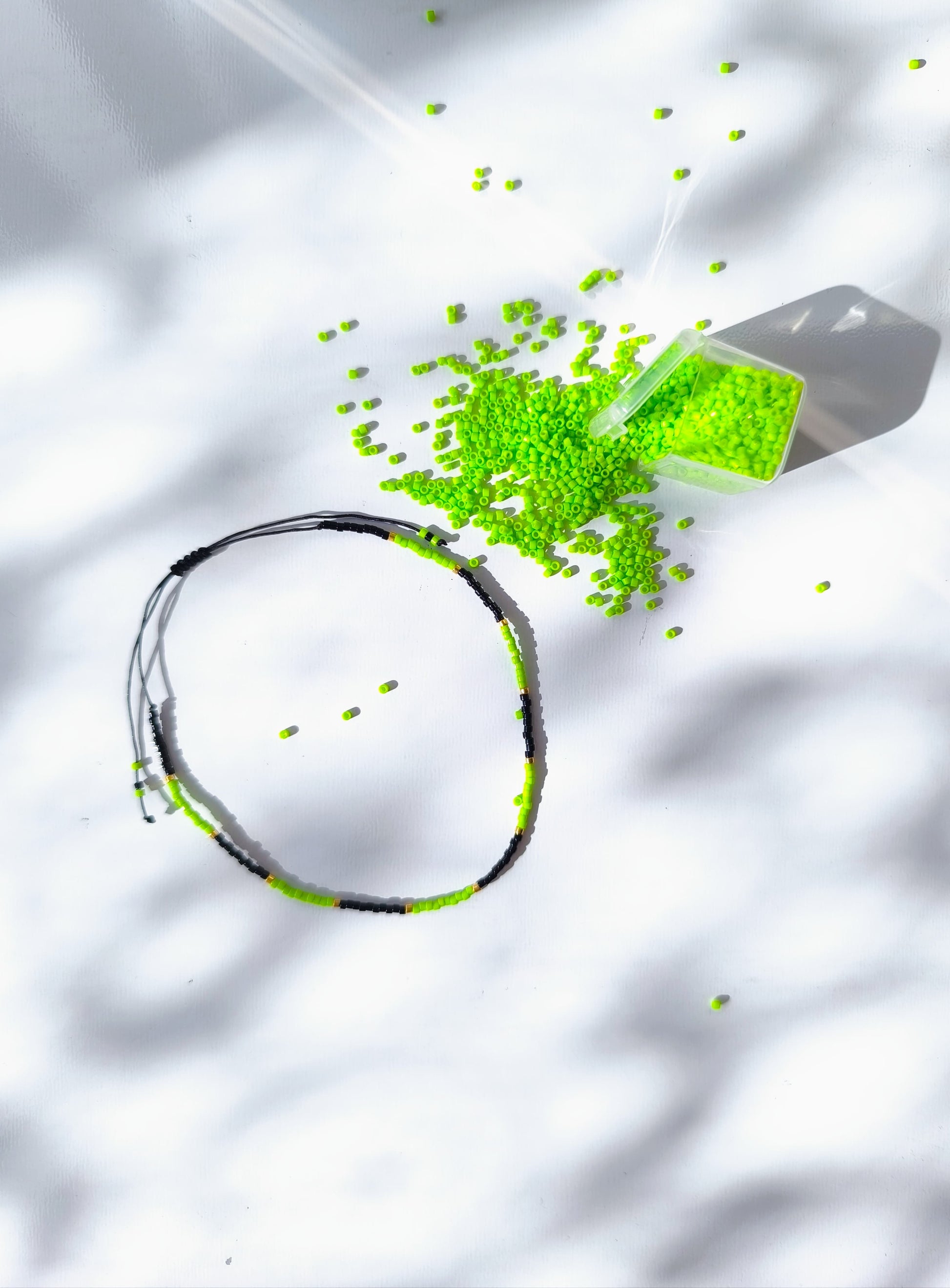 Bratara de picior reglabila cu Miyuki verde, negru si auriu – snur negru