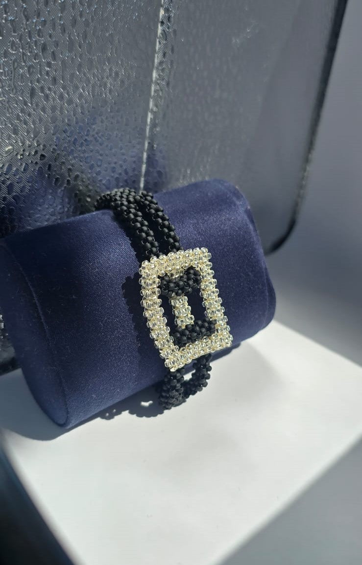 Bratara tesuta Black&White din margele argintii si negre