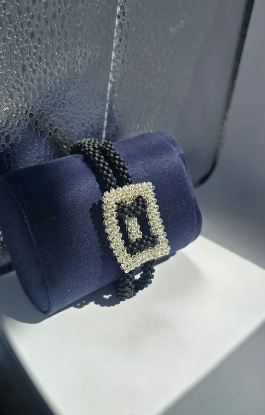 Bratara tesuta Black&White din margele argintii si negre