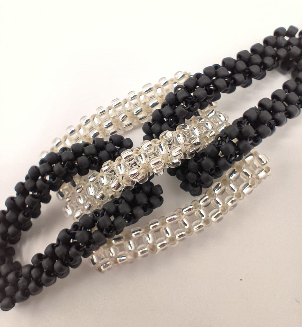 Bratara tesuta Black&White din margele argintii si negre