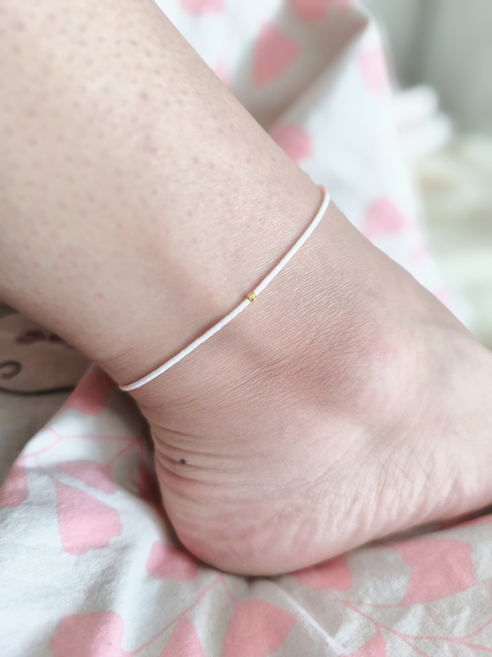 Bratara de picior reglabila cu Miyuki roz si alb, biluta aur 14K – snur alb