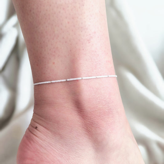 Bratara de picior reglabila cu Miyuki alb si argintiu – snur alb