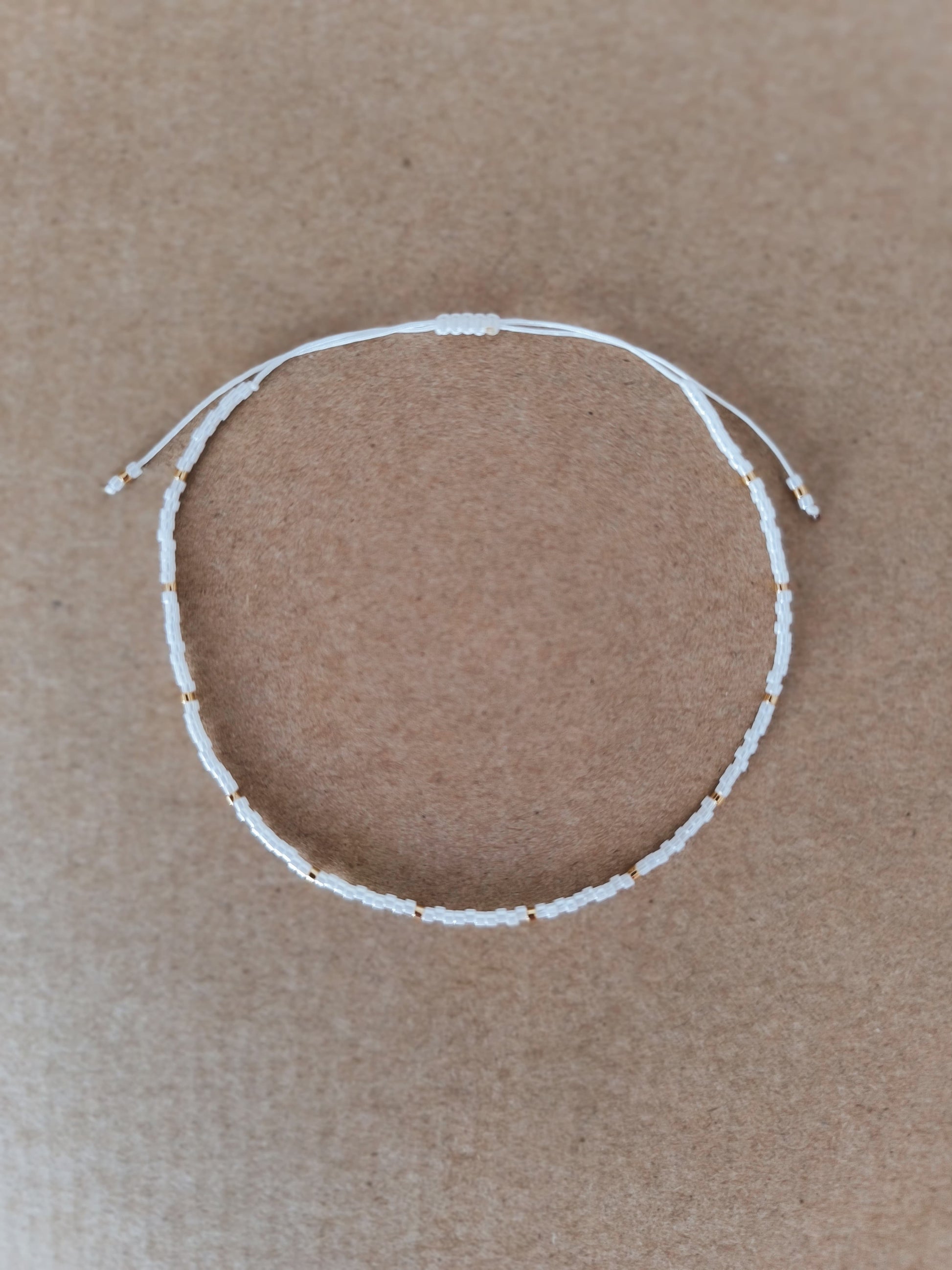 Bratara de picior reglabila cu Miyuki alb si auriu – snur alb