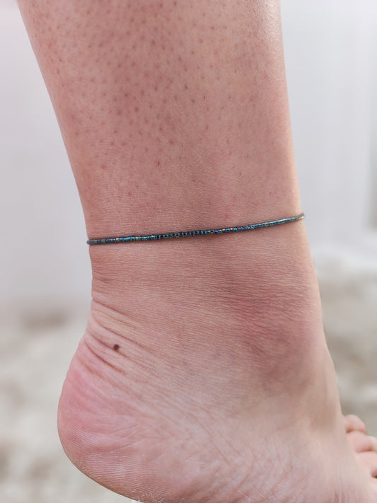 Bratara de picior reglabila cu Miyuki curcubeu metalic – snur negru