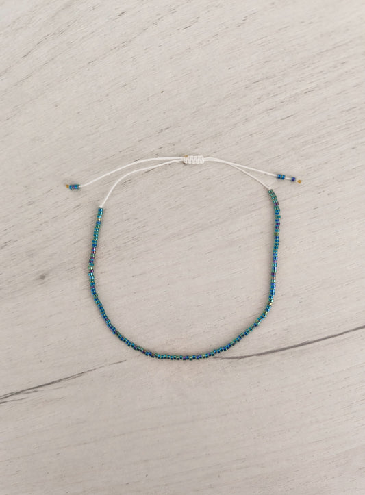 Bratara de picior reglabila cu Miyuki curcubeu metalic – snur alb