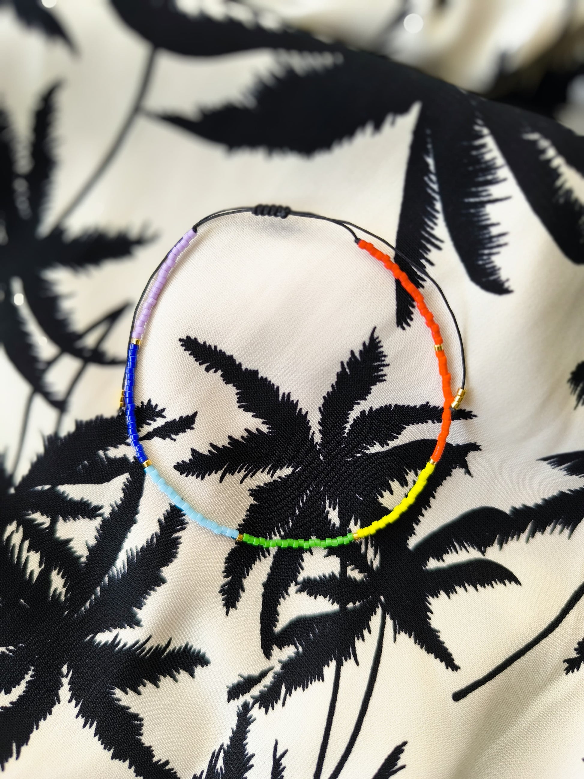 Bratara de picior reglabila cu Miyuki curcubeu si auriu – snur negru