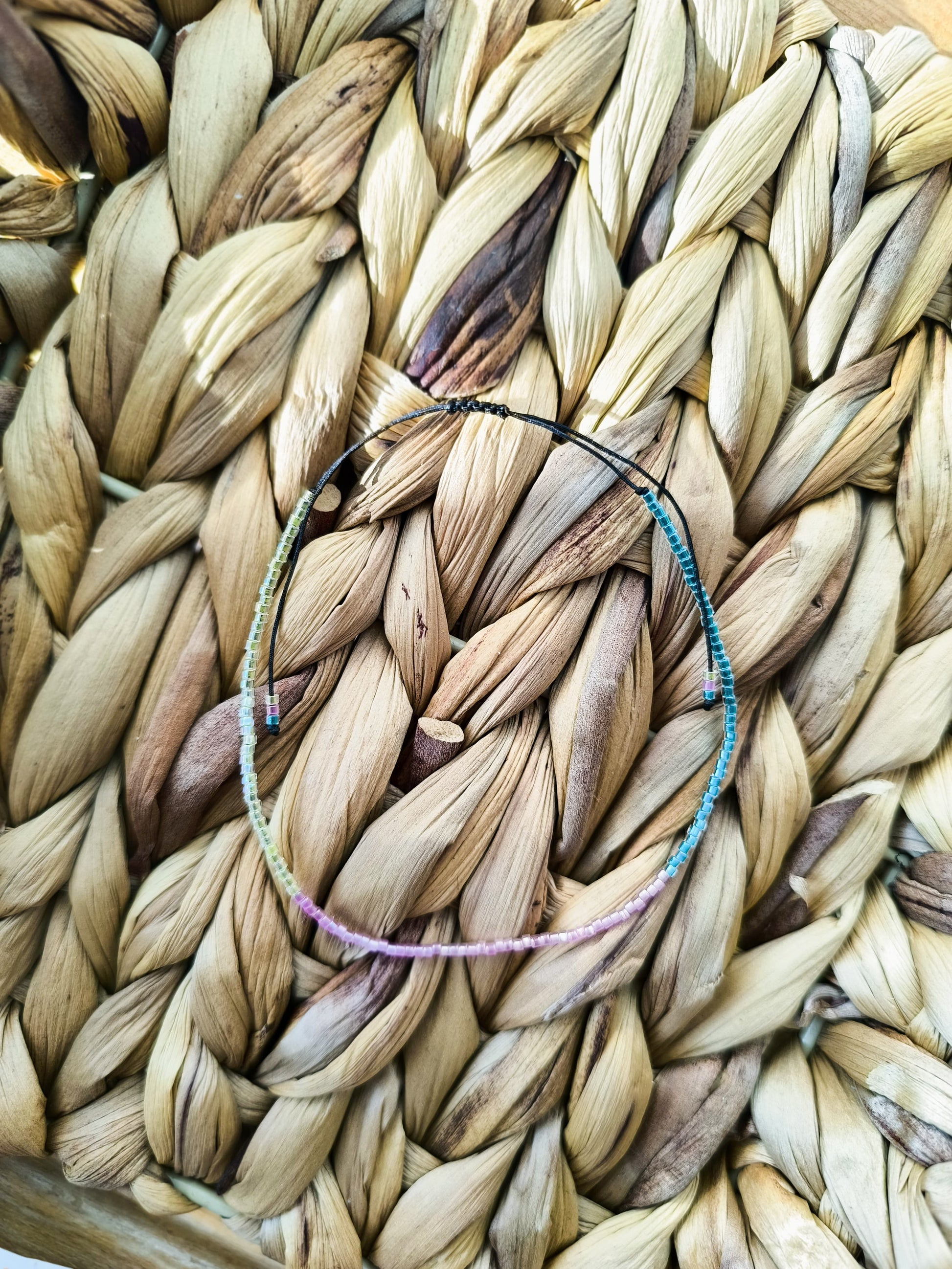 Bratara de picior reglabila cu Miyuki mov, turcoaz si galben – snur negru