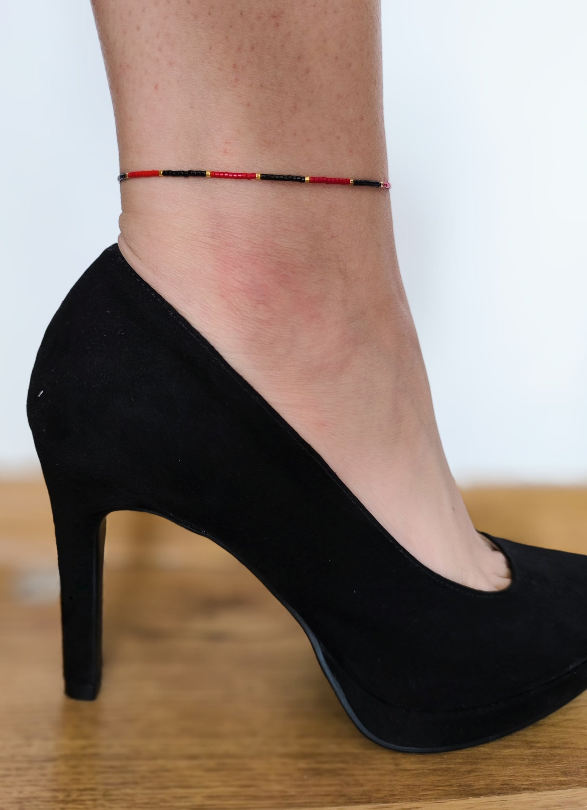 Bratara de picior reglabila cu Miyuki negru, rosu si auriu – snur negru