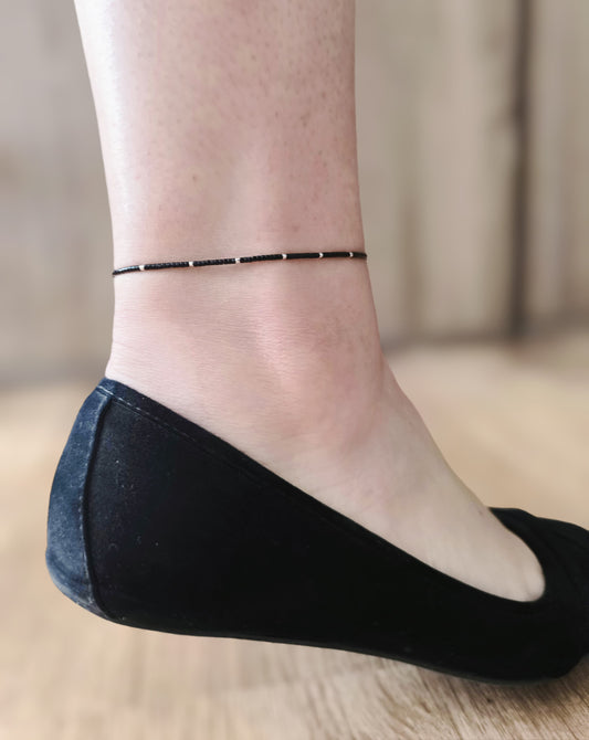 Bratara de picior reglabila cu Miyuki negru si argintiu – snur negru