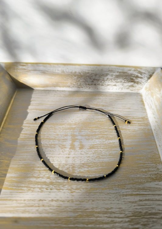 Bratara de picior reglabila cu Miyuki negru si auriu – snur negru