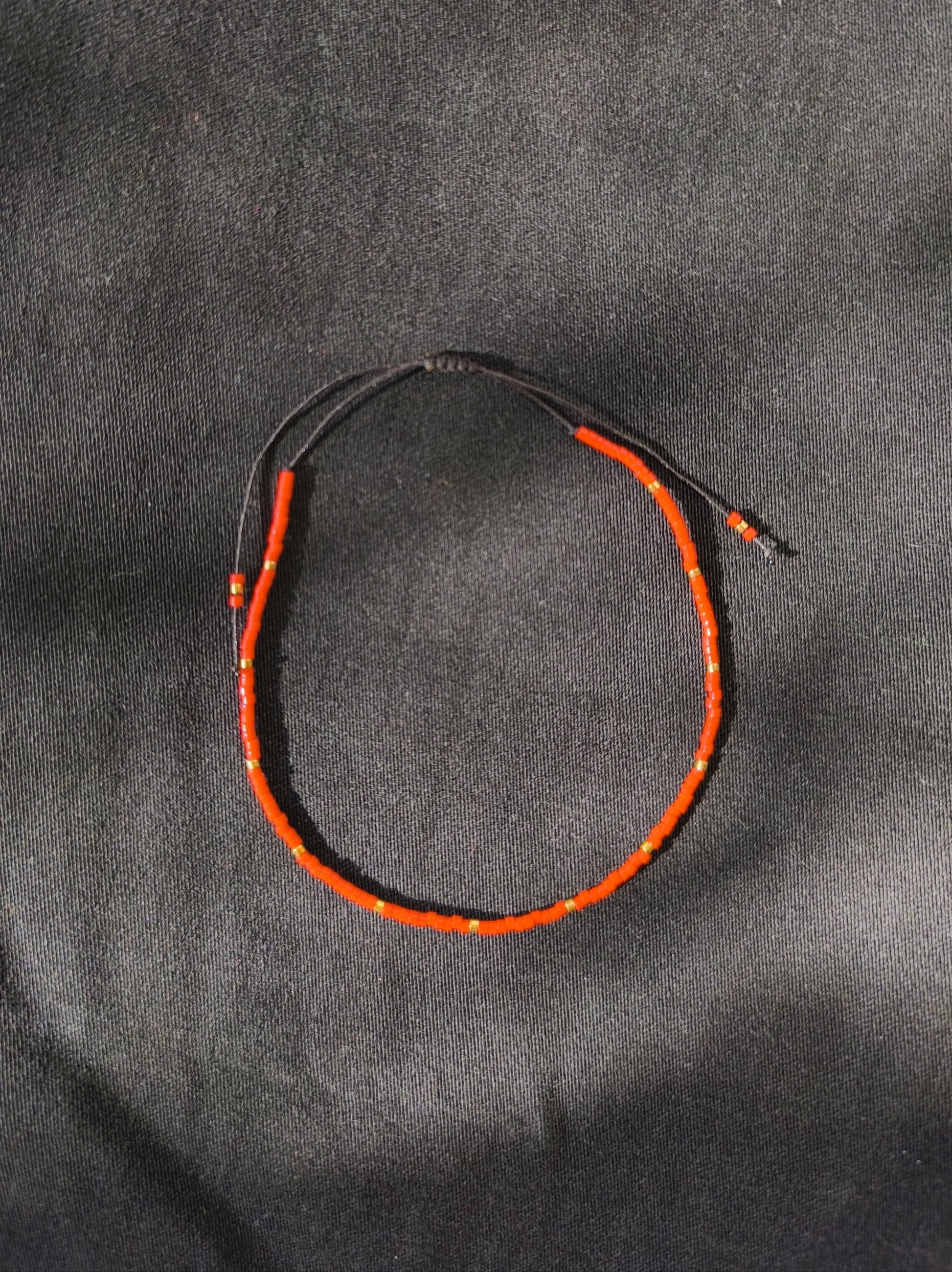 Bratara de picior reglabila cu Miyuki rosu si auriu – snur negru