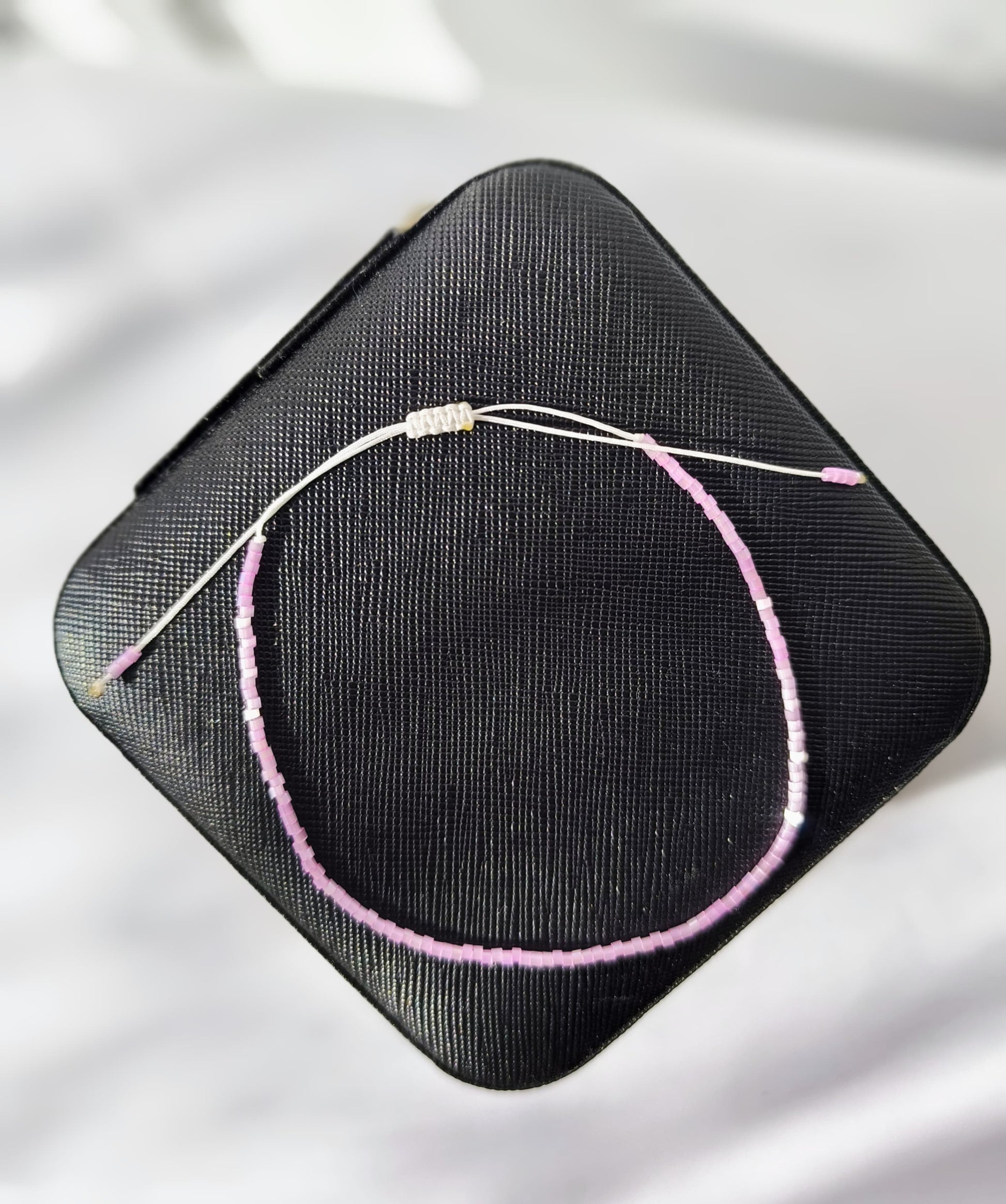 Bratara de picior reglabila cu Miyuki roz ochi de pisica – snur alb