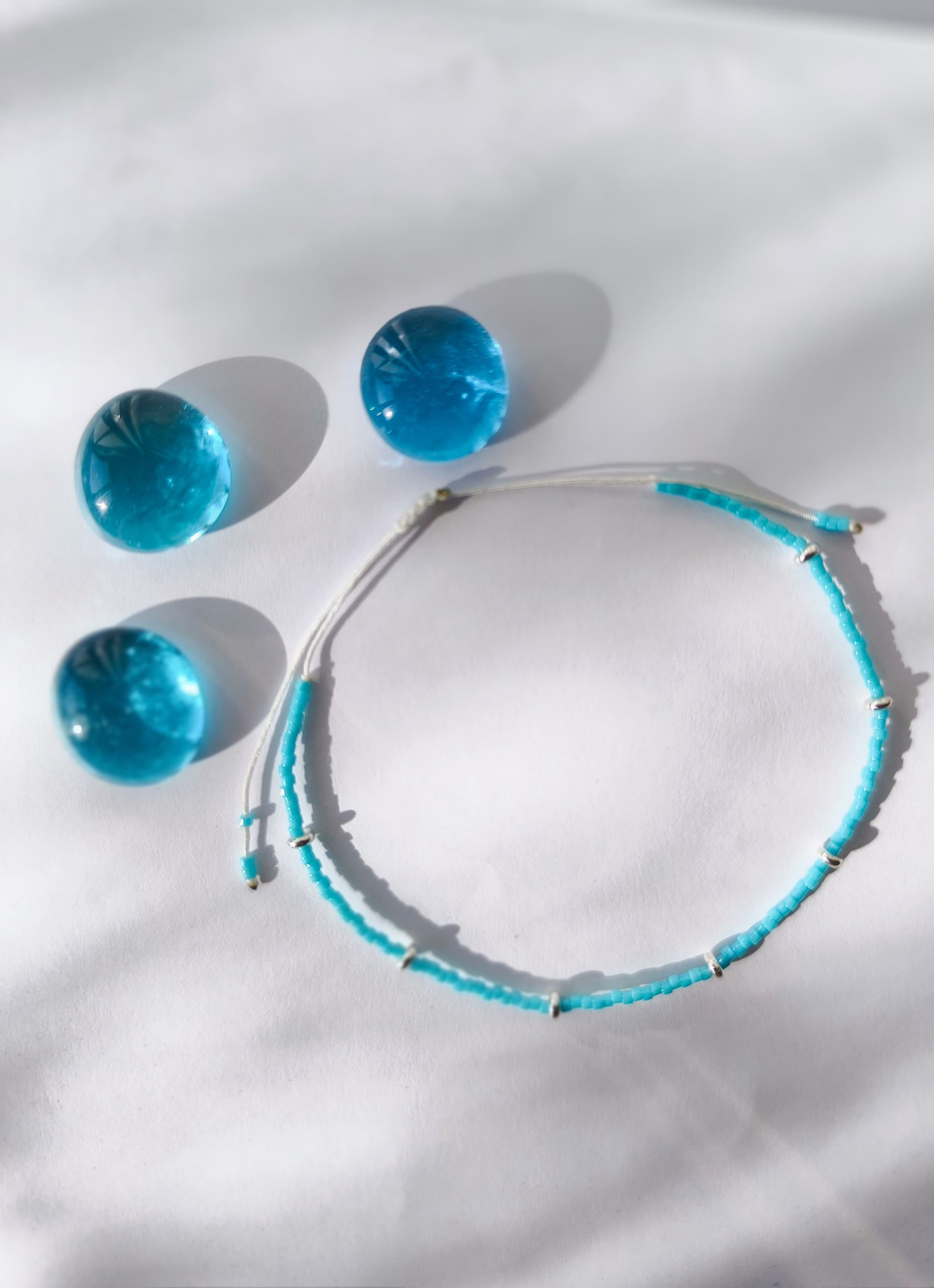 Bratara de picior reglabila cu Miyuki turcoaz si argint – snur alb