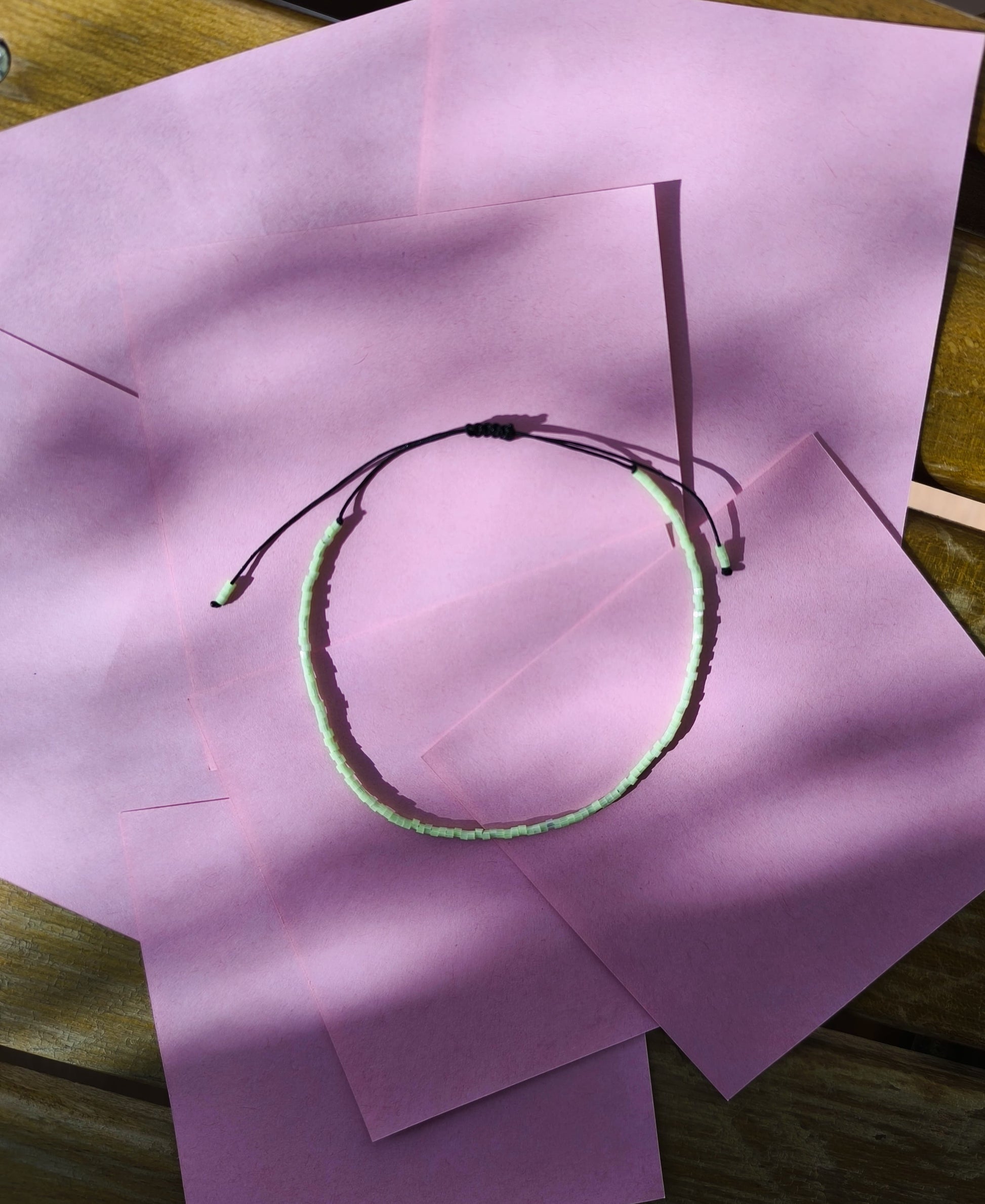 Bratara de picior reglabila cu Miyuki verde neon – snur alb