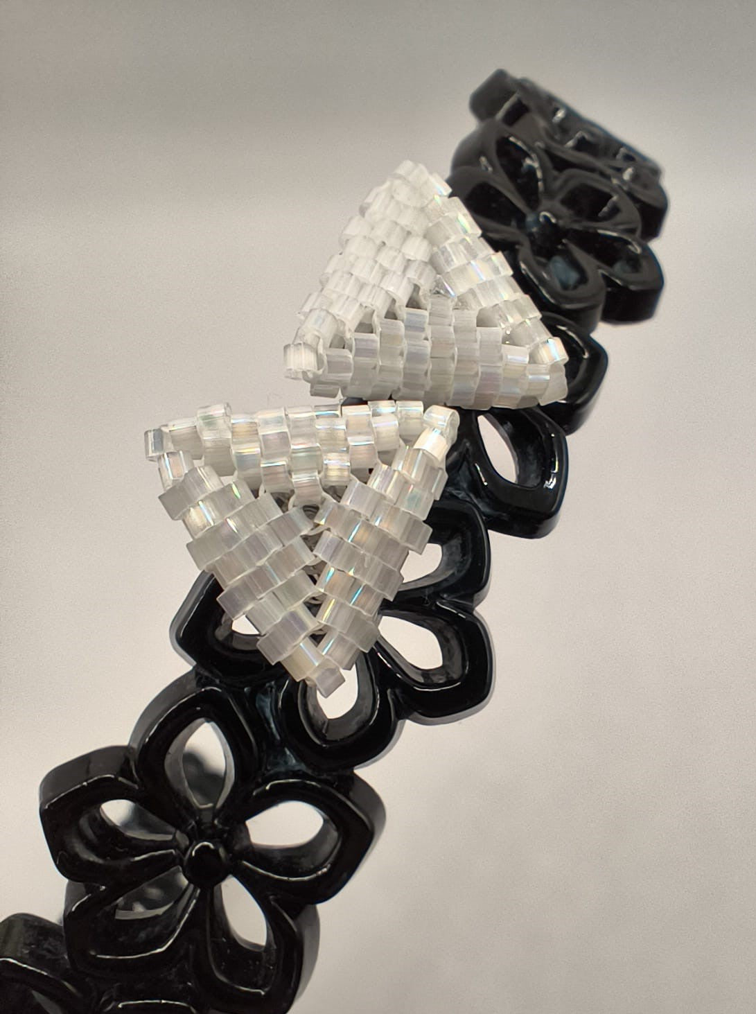 Cercei triunghi alb – efect ochi de pisica