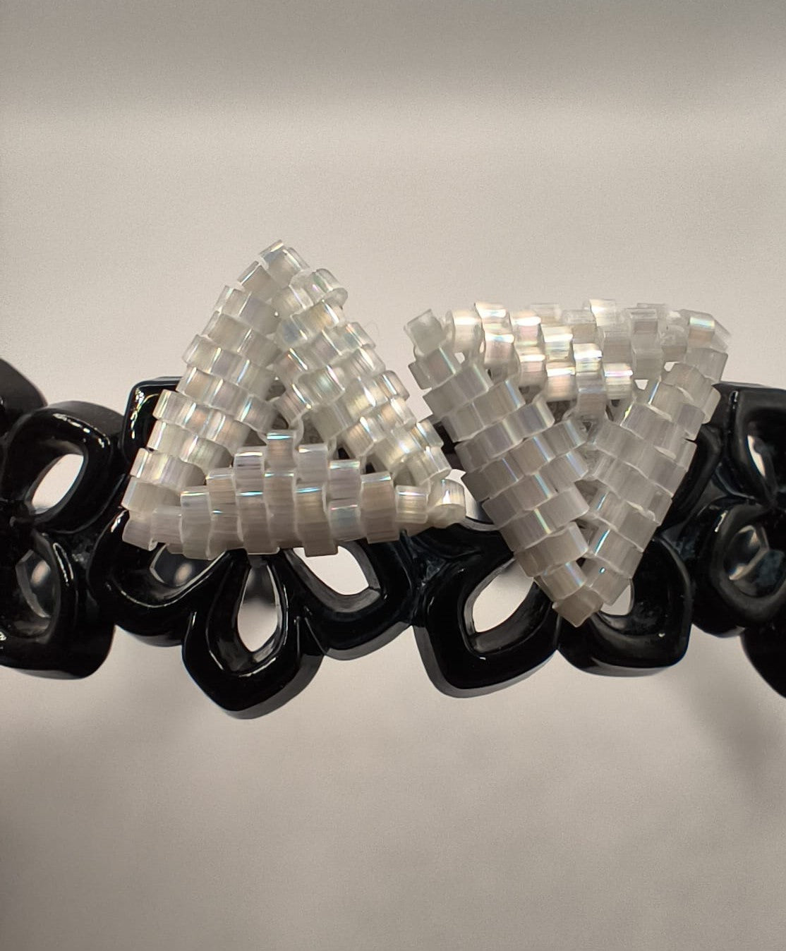 Cercei triunghi alb – efect ochi de pisica