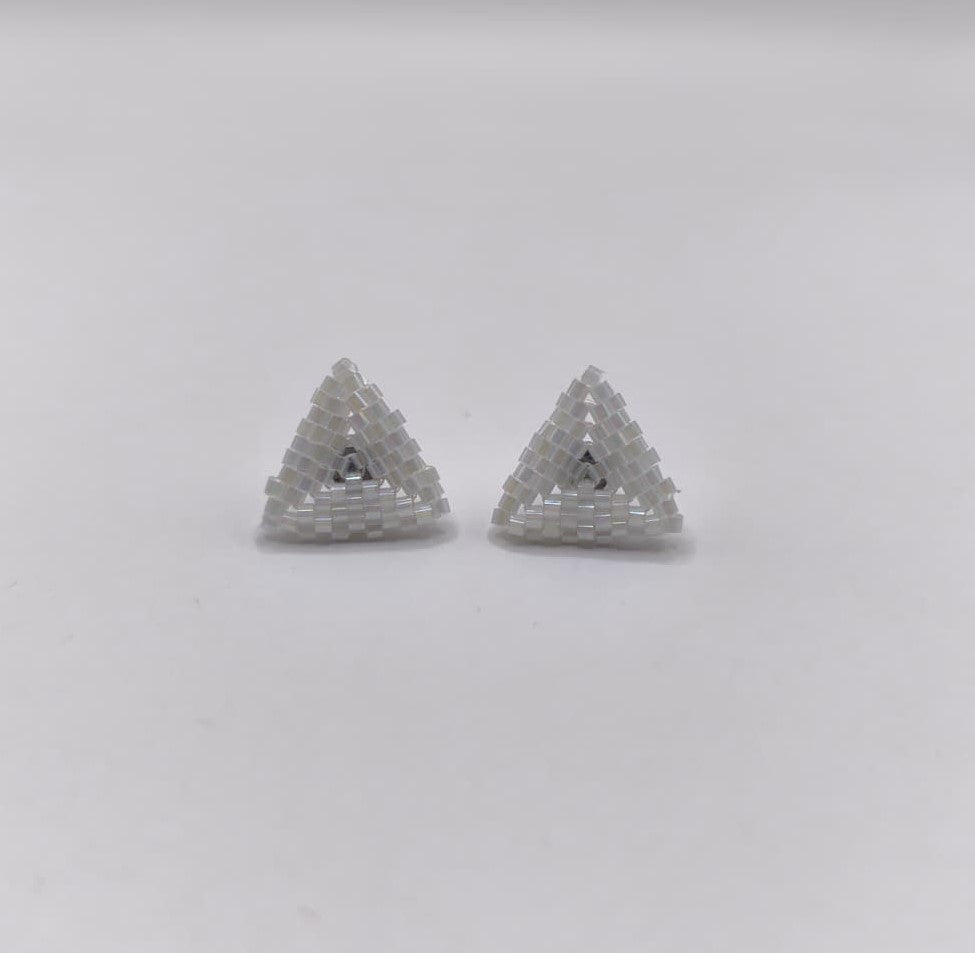 Cercei triunghi alb – efect ochi de pisica