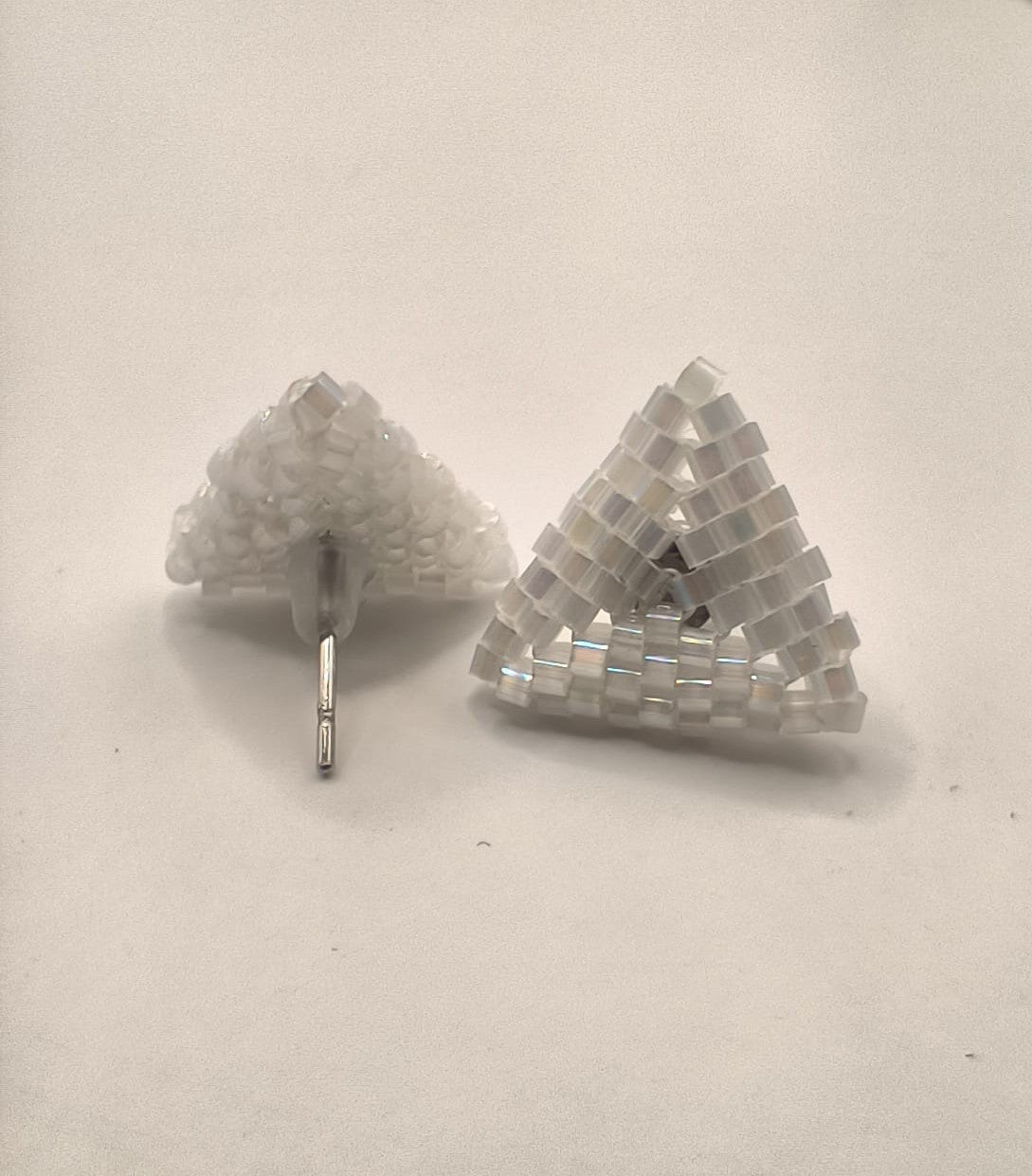 Cercei triunghi alb – efect ochi de pisica