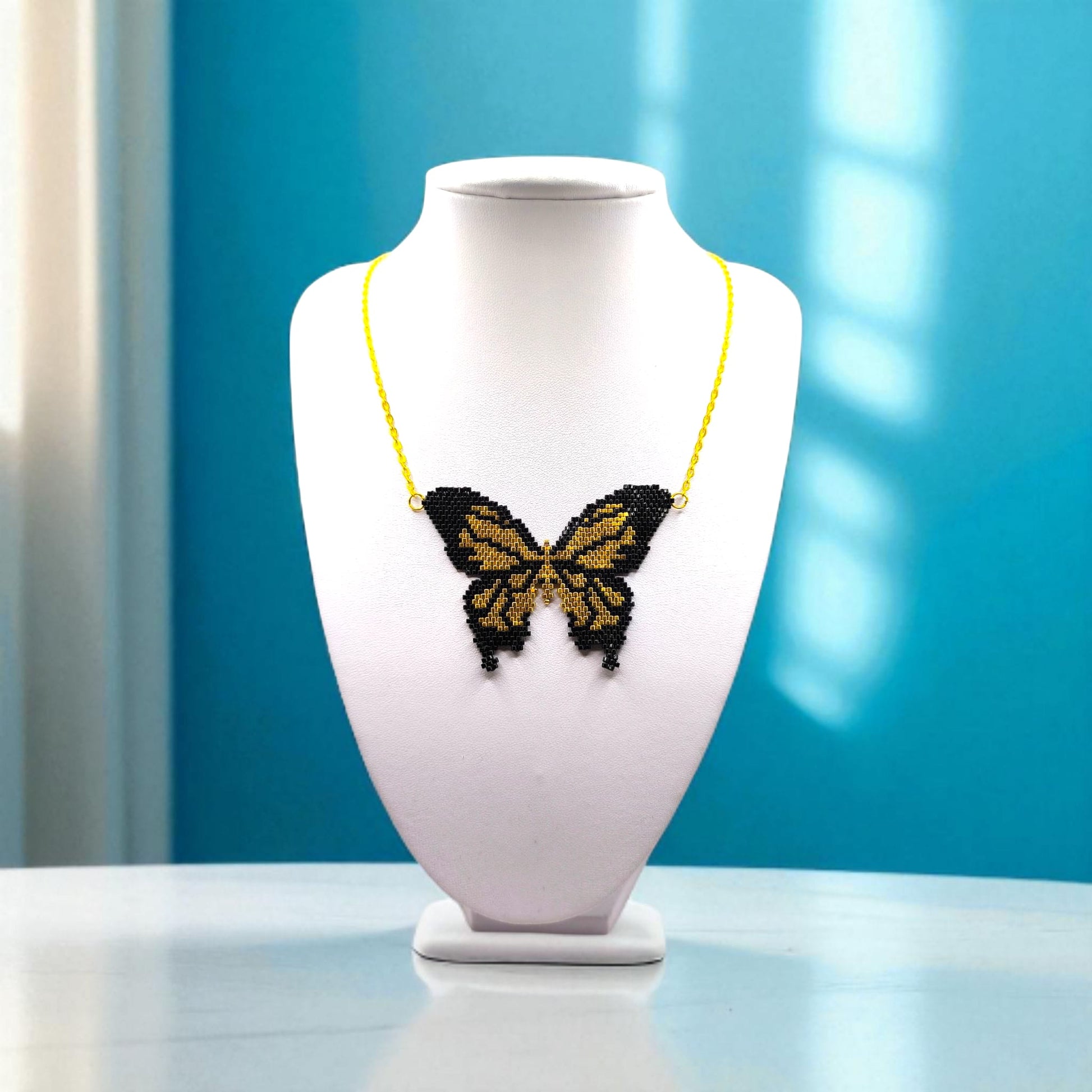 Colier cu pandantiv fluture negru si auriu