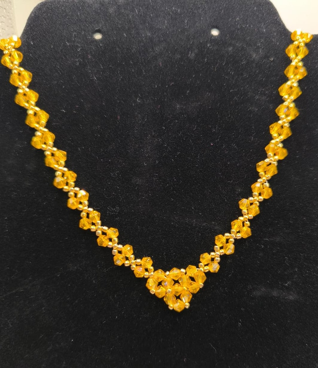 Set bijuterii Razele Soarelui – colier si bratara galben si auriu