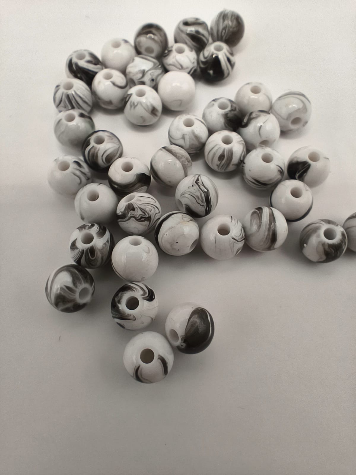 Margele acrilice 6mm alb cu negru