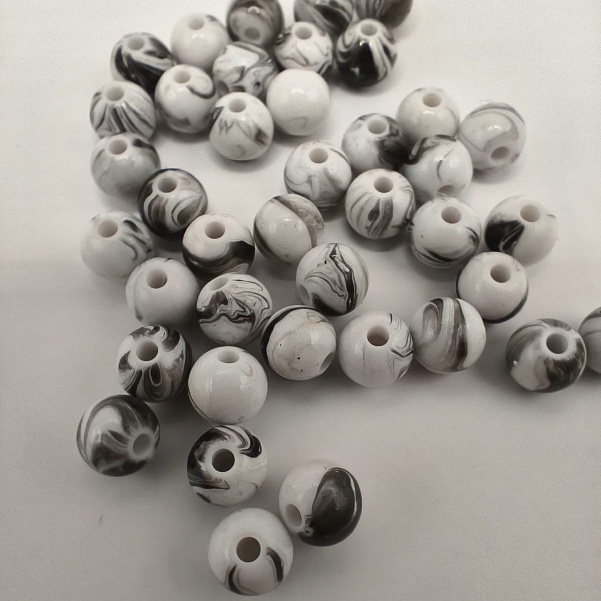 Margele acrilice 6mm alb cu negru