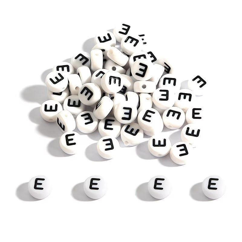 Margele acrilice alb si negru litera E 7mm