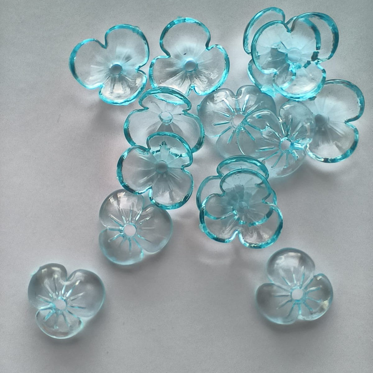 Margele acrilice petale 10mm albastru deschis