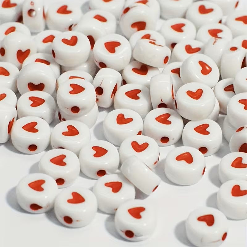 Margele acrilice rotunde plate 7mm alb cu model inima rosu