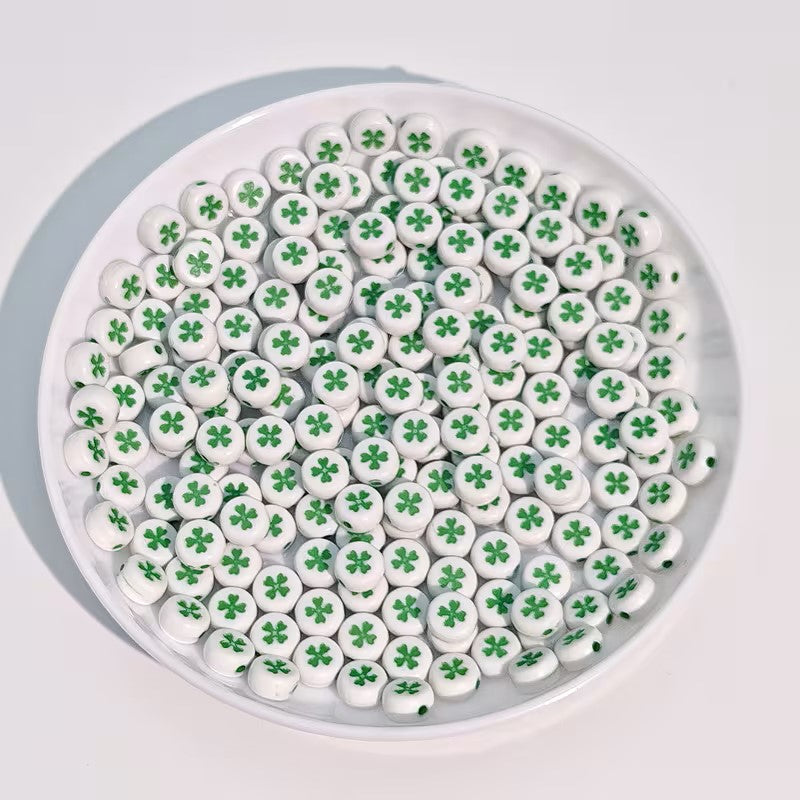 Margele acrilice rotunde plate 7mm alb cu model trifoi verde