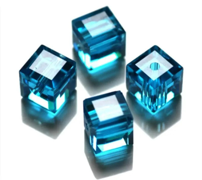 Margele sticla cub 4mm albastru deschis