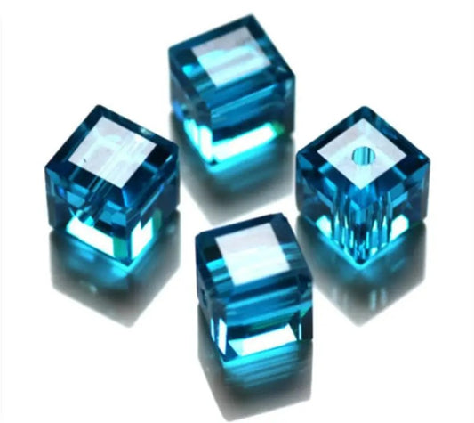 Margele sticla cub 4mm albastru deschis