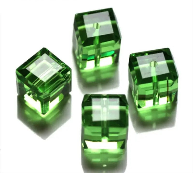 Margele sticla cub 4mm verde deschis