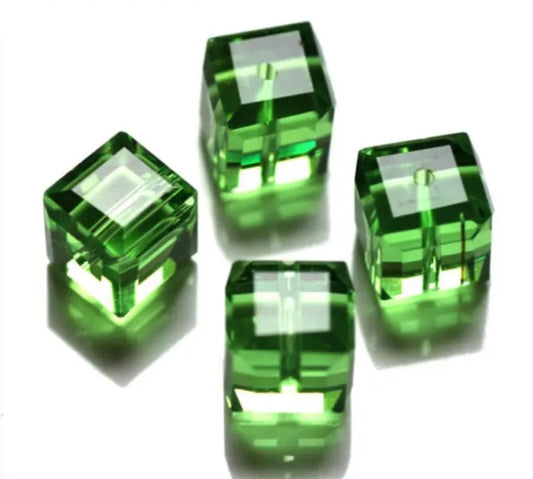 Margele sticla cub 4mm verde deschis