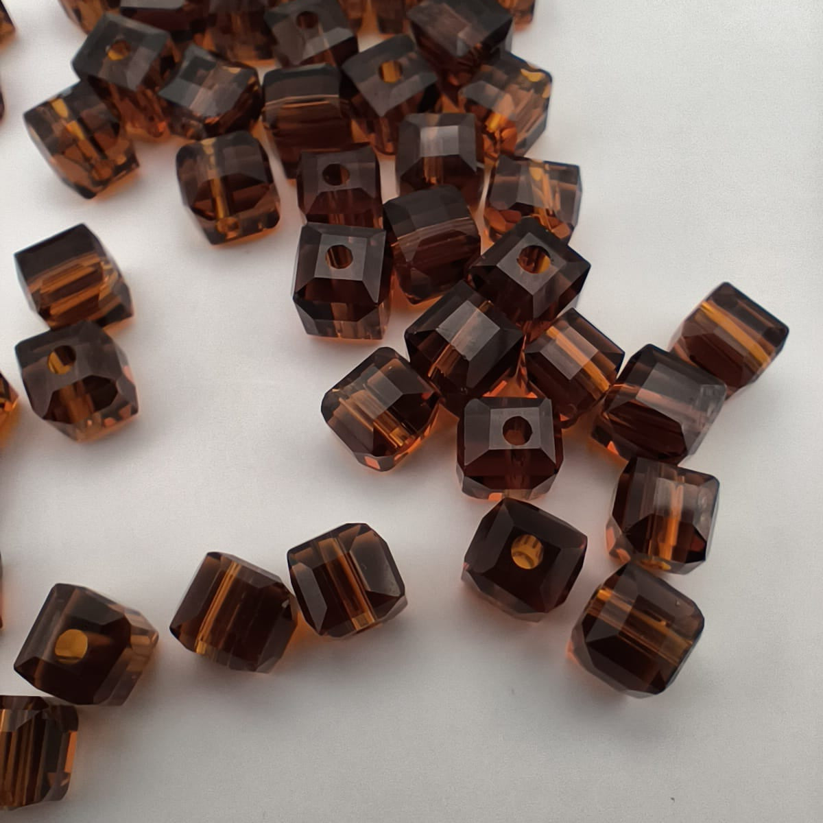 Margele sticla cub 6mm maro