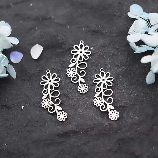 Pandantiv cu trei flori otel inoxidabil 15x39mm argintiu