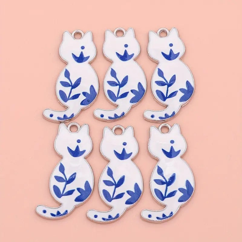 Pandantiv pisica argintiu emailat alb cu flori 17x30mm