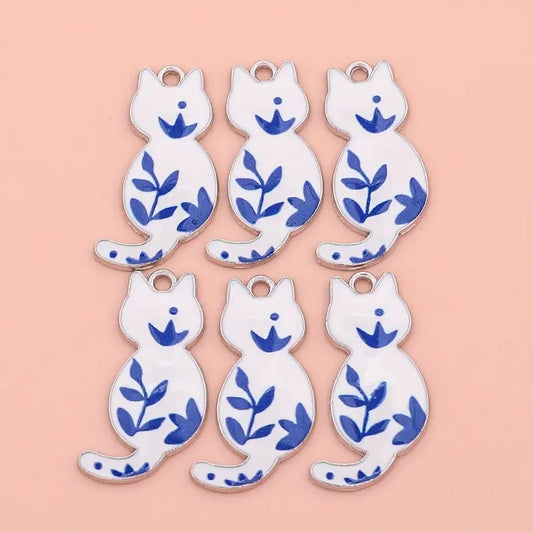 Pandantiv pisica argintiu emailat alb cu flori 17x30mm