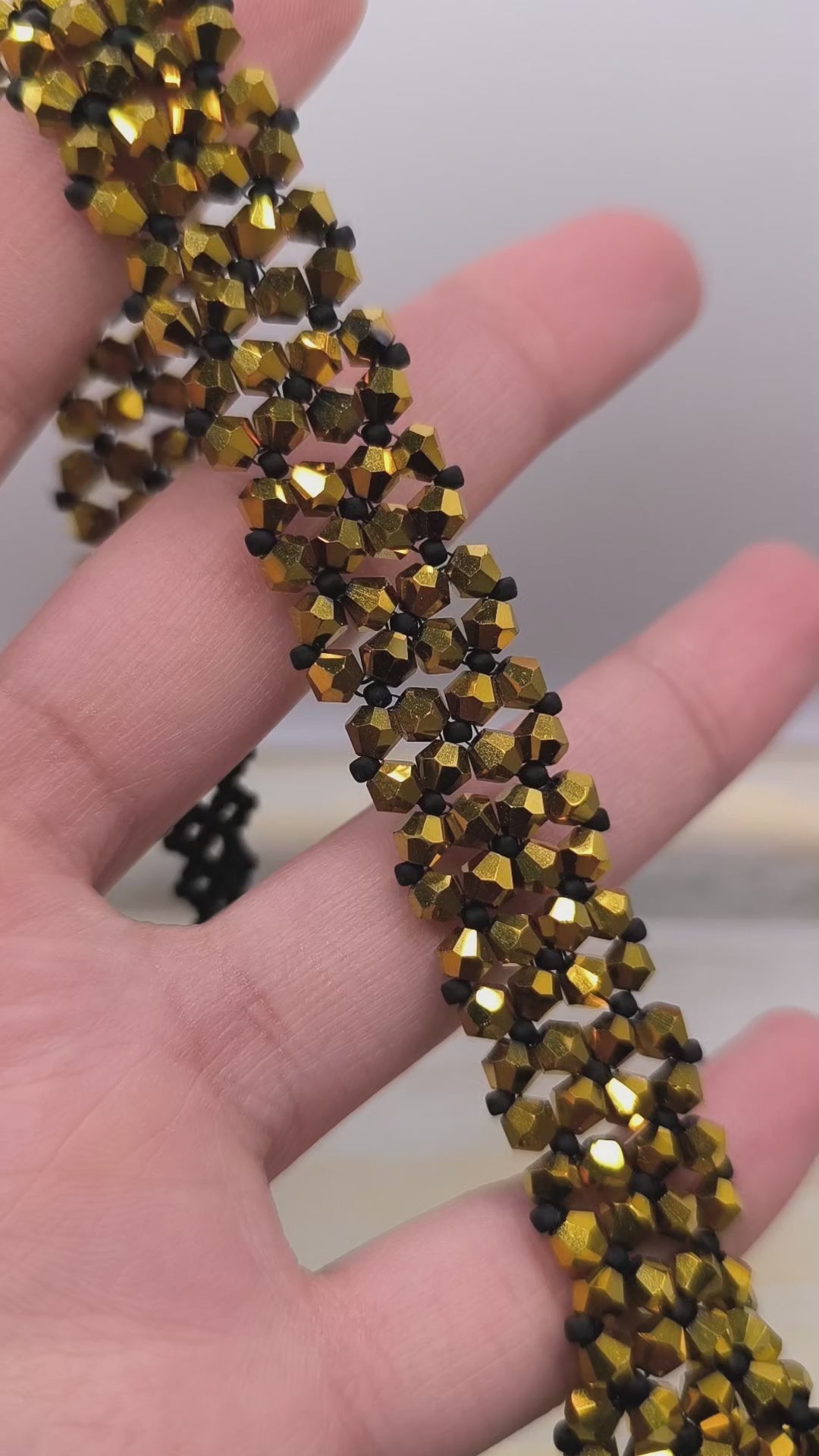 Colier handmade Frosted Gold auriu si negru