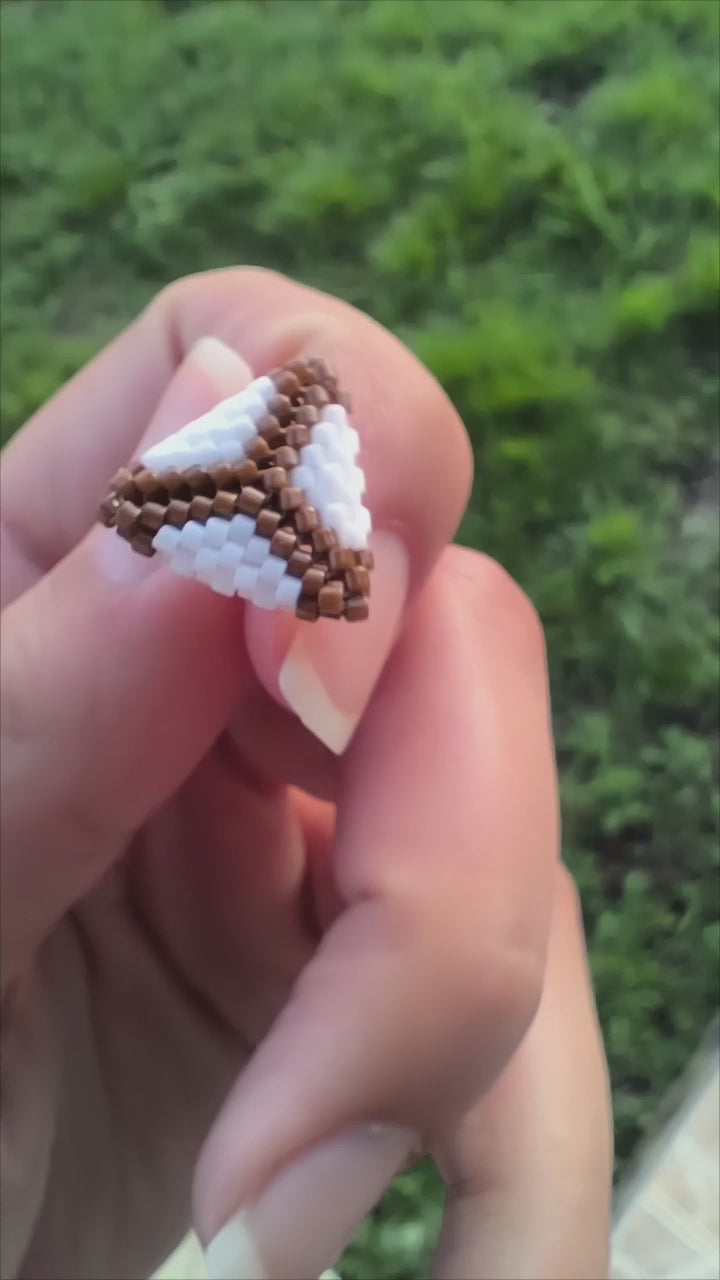 Cercei triunghi White Cognac alb si maro